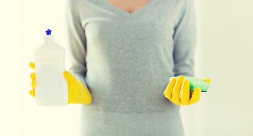 Kitchen deep cleaning during a W3 tenancy move-out